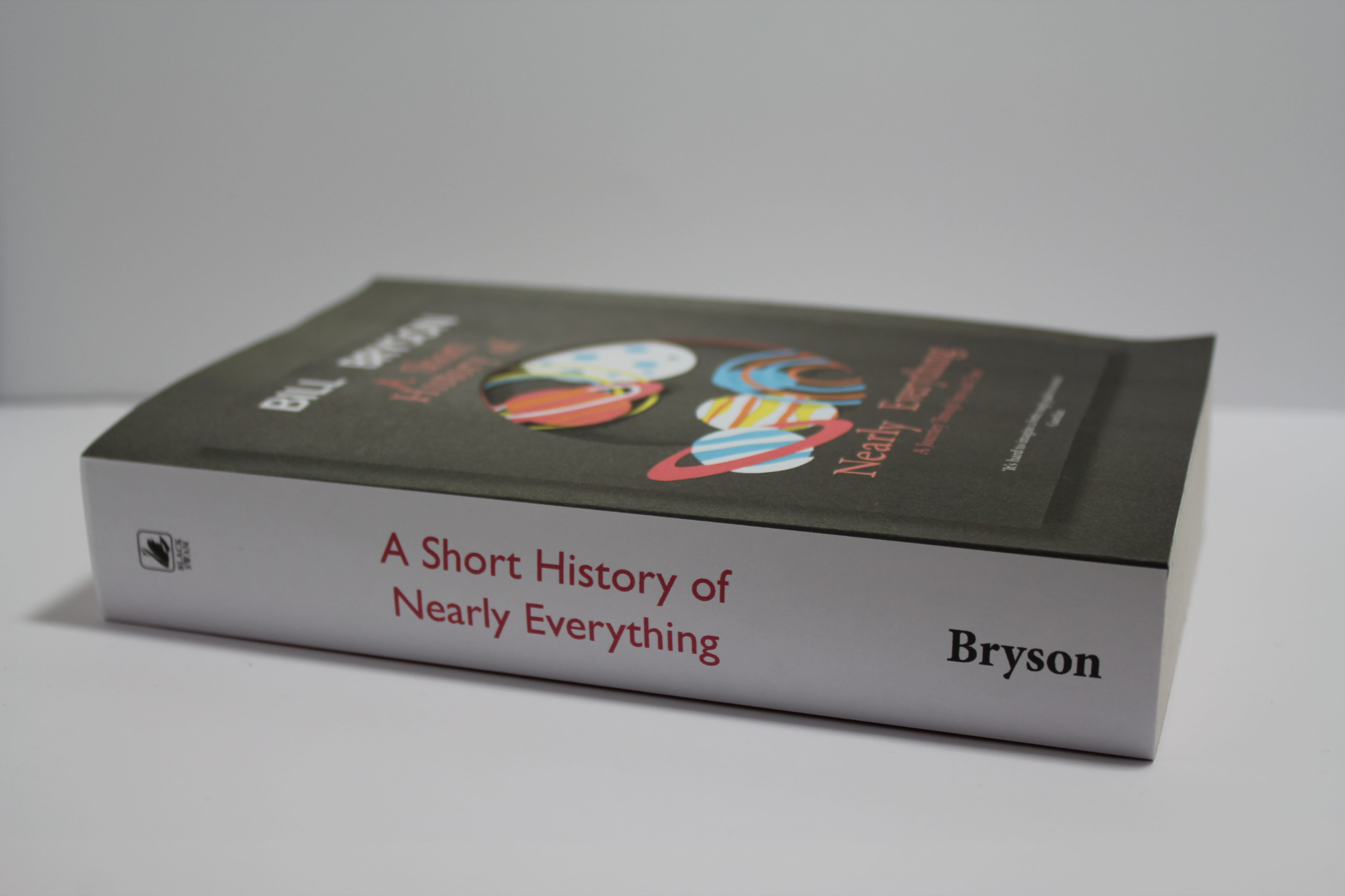 3D book cover with overlapping planets of Bill Bryson's 'A short history of nearly everything'.